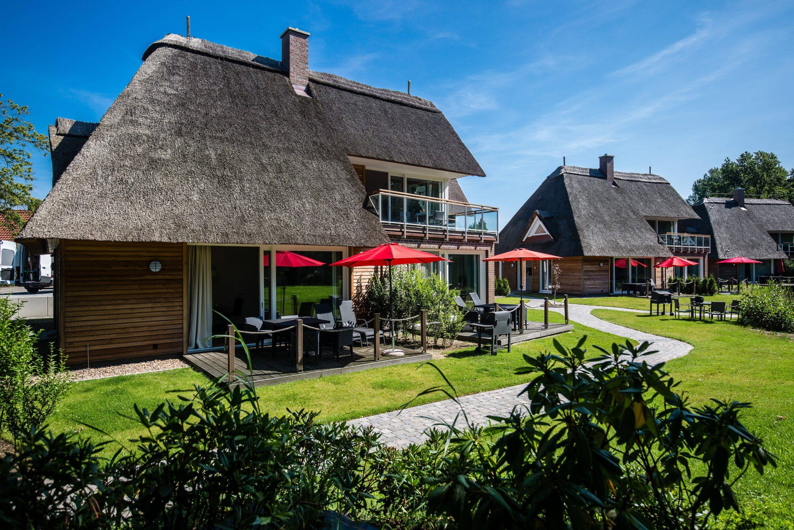 Reetgedeckte Ferienhäuser der Residenz am kleinen Meer am Ufer des Sees in Bad Zwischenahn