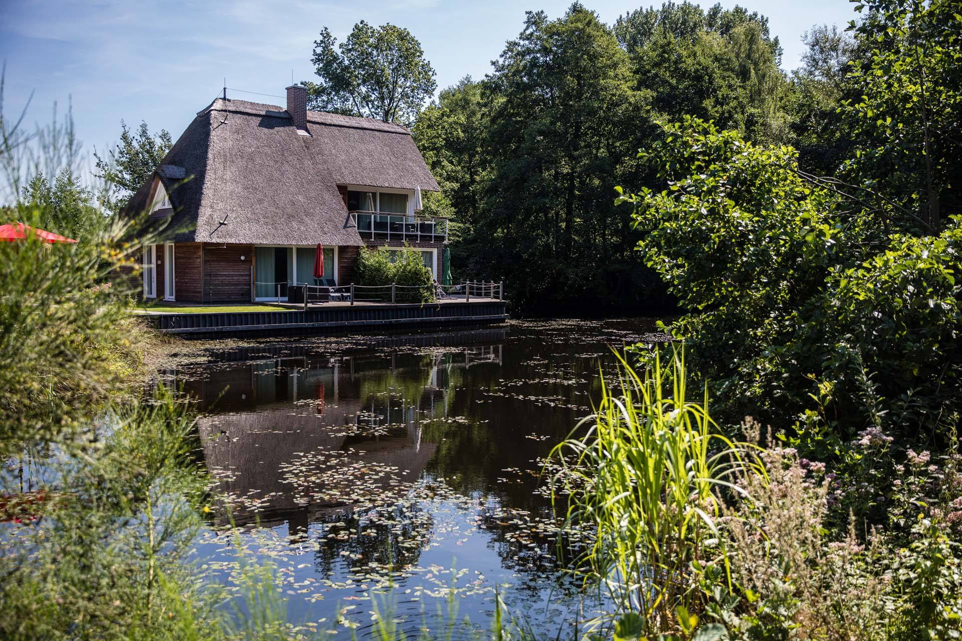 Reetgedecktes Ferienhaus Feuer der Residenz am kleinen Meer mit Blick über den See, Bad Zwischenahn