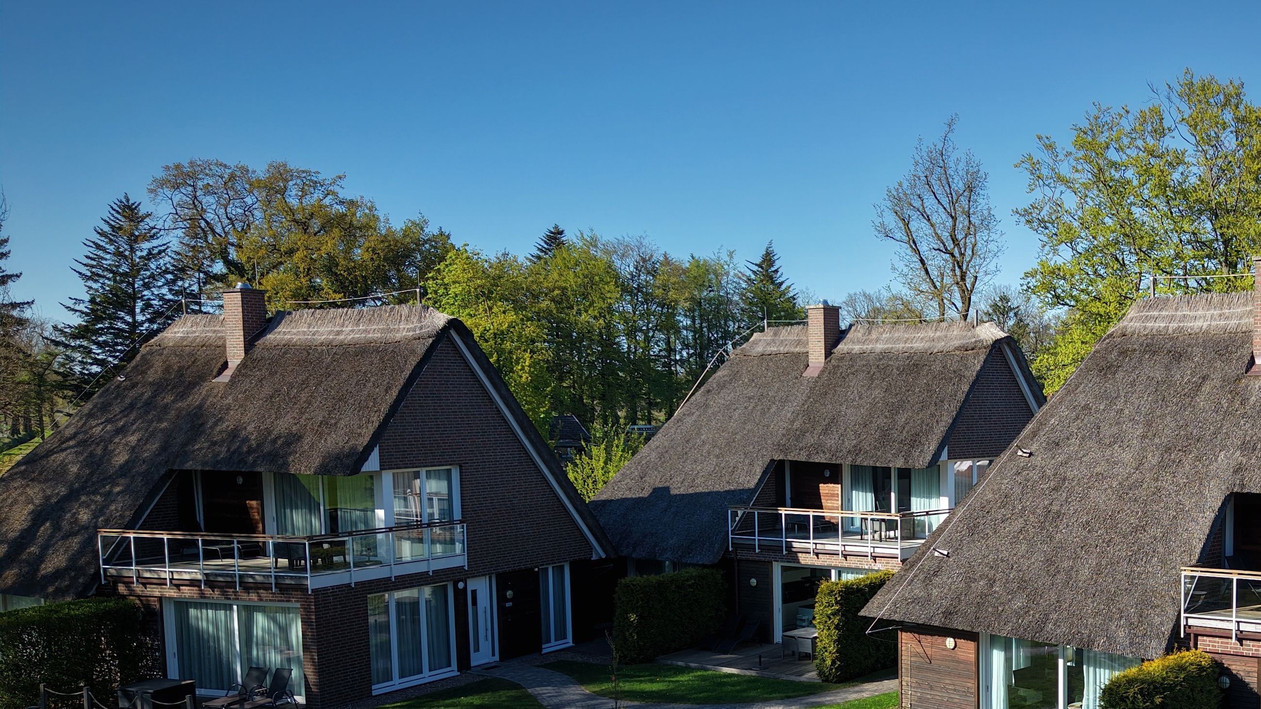 Luftaufnahme vom Ferienhaus Luft mit Penthouse-Balkon und Terrassen zum kleinen Meer