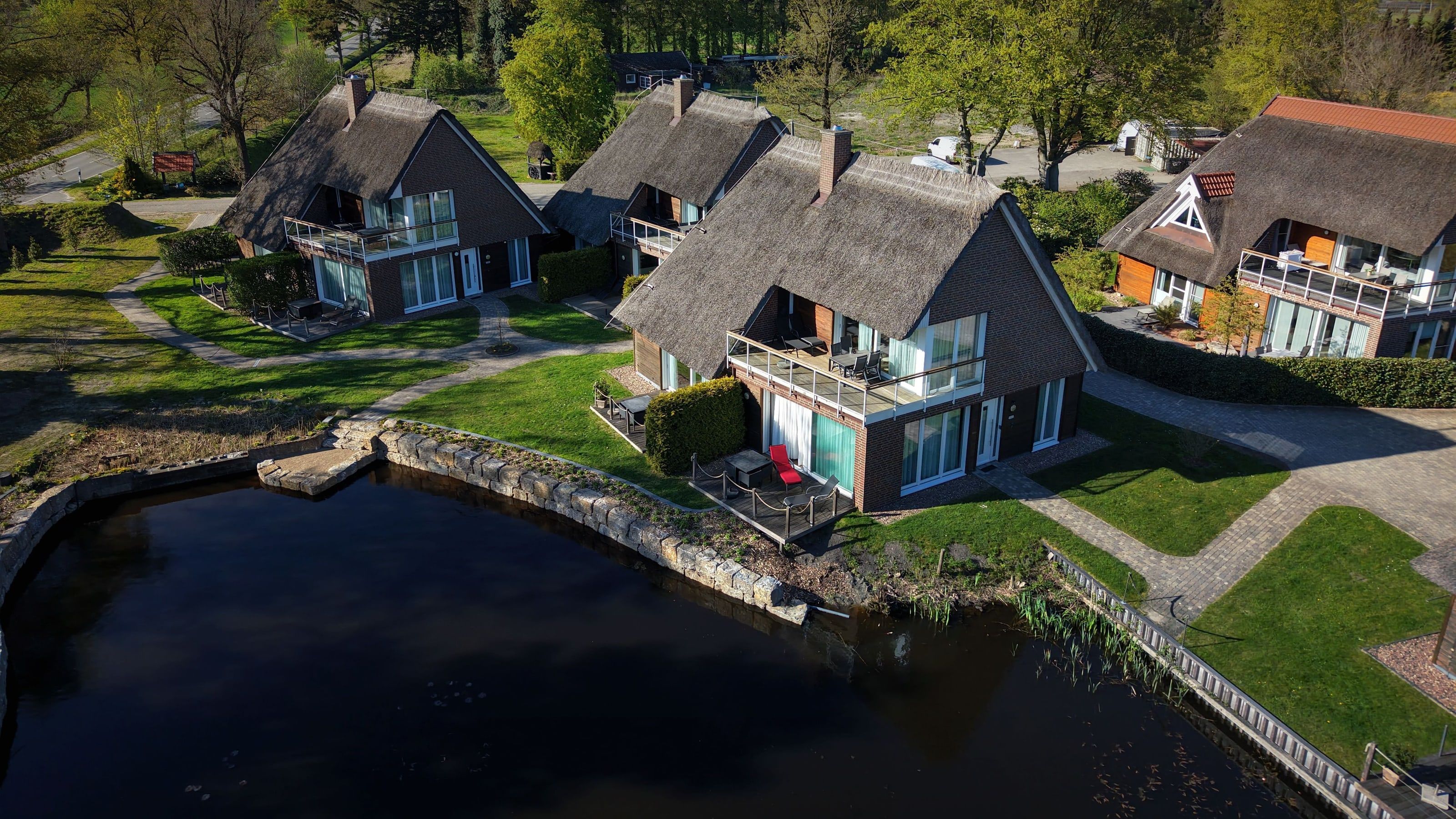 Luftaufnahme vom Ferienhaus Wasser mit Penthouse-Balkon und Terrassen direkt am kleinen Meer in Bad Zwischenahn