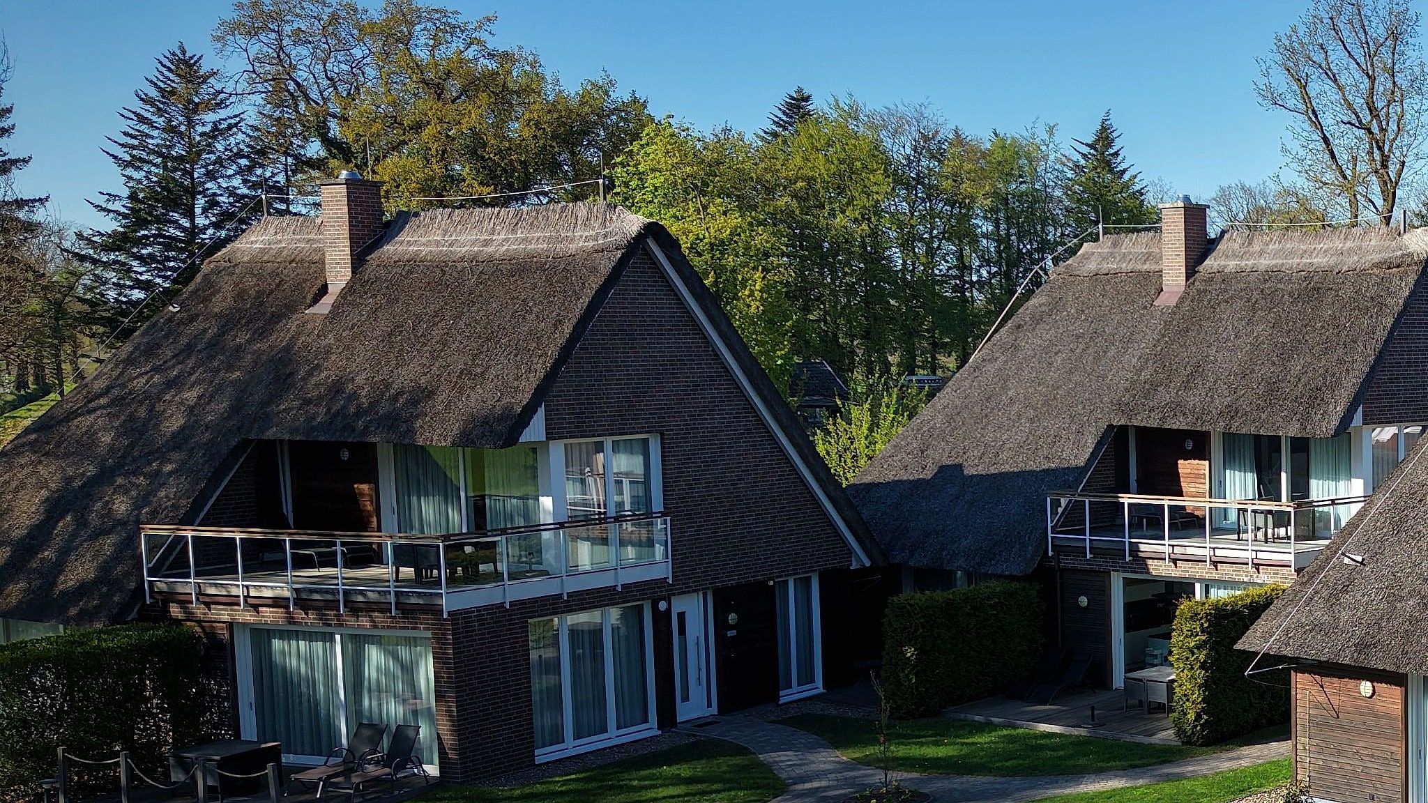 Luftaufnahme: Penthouse Himmelsträumer mit Balkon unter dem Reetdach von Haus Luft
