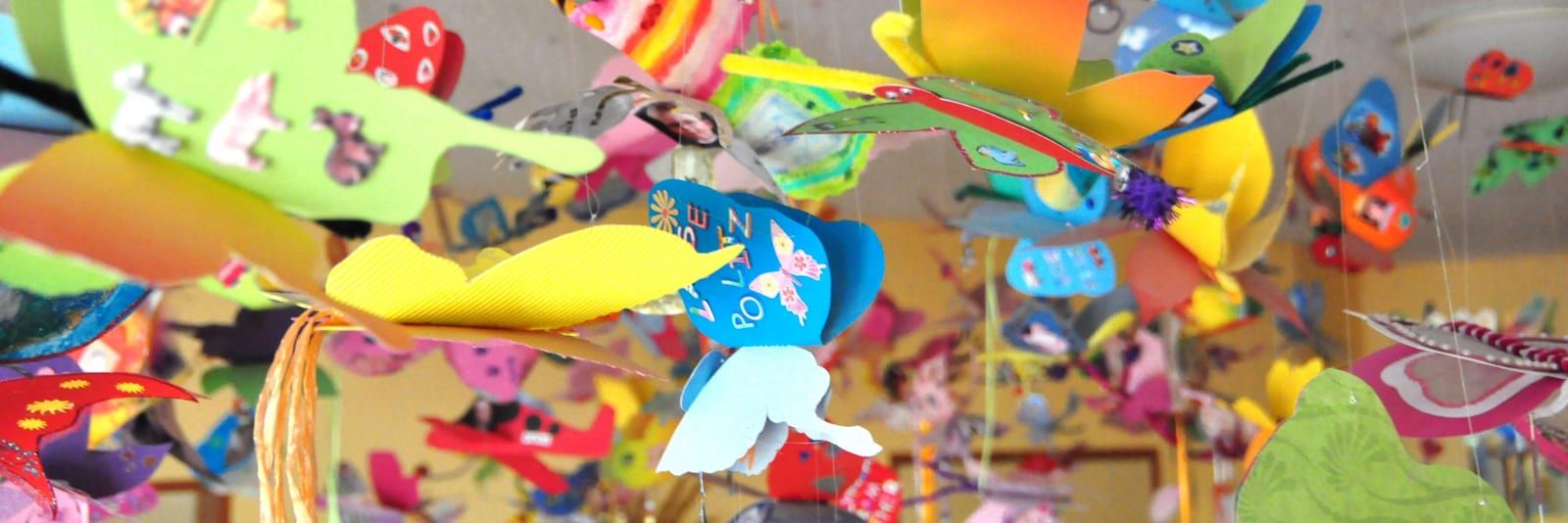Bunte Papierschmetterlinge, gebastelt im Kinderhospiz Löwenherz