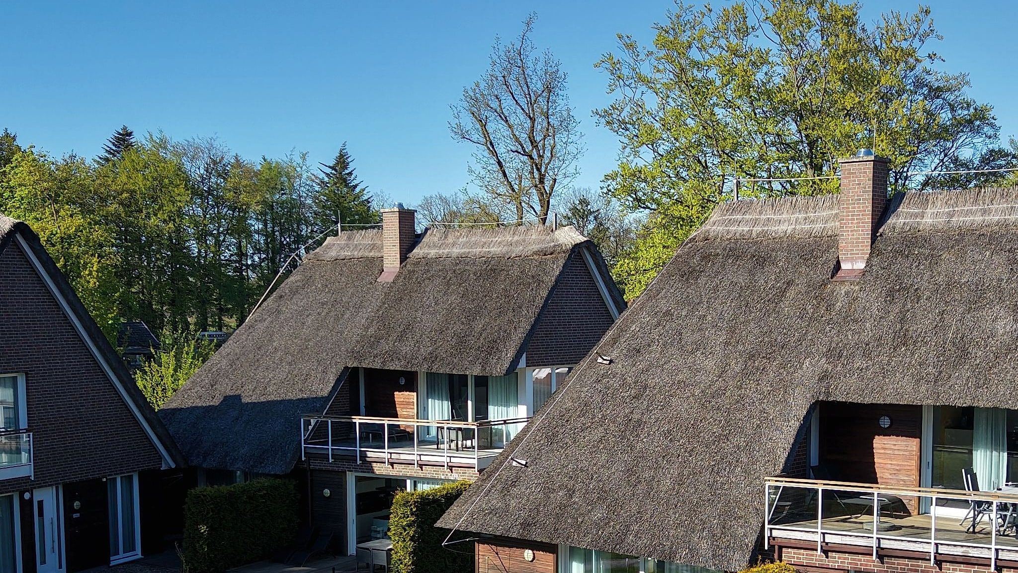 Luftaufnahme: Penthouse Pedelec mit Balkon unter dem Reetdach von Haus Erde