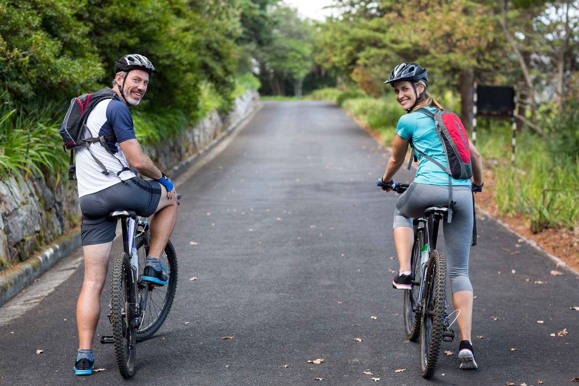 Zwei Radfahrer auf einer Allee im Ammerland