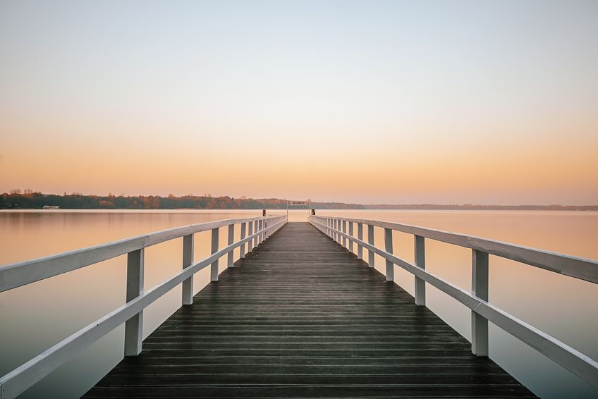Holzsteg am Zwischenahner Meer bei Sonnenuntergang