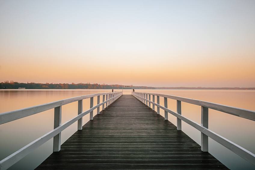 Holzsteg am Zwischenahner Meer bei Sonnenuntergang