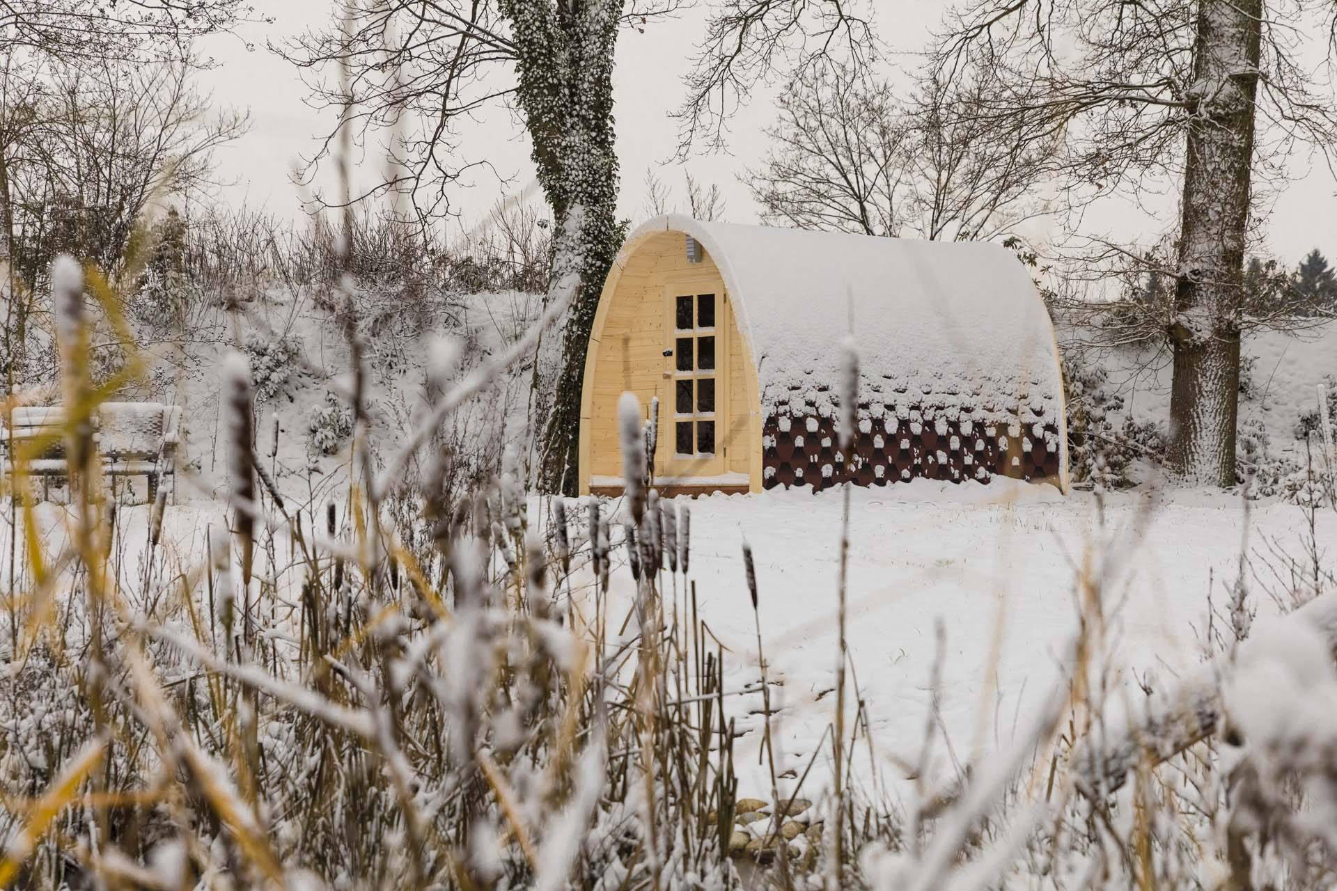 Fass-Sauna der Residenz am kleinen Meer im Winter am Ufer